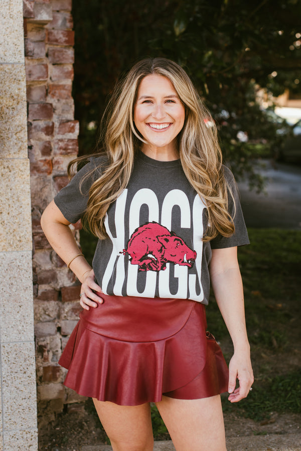 southern trend: hogs puff tee-black